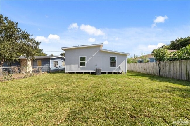 Building Photo - 17 Standard Ave