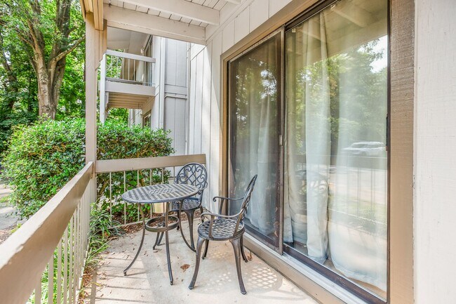 Building Photo - Furnished 1-Bedroom Condo with Modern Upda...