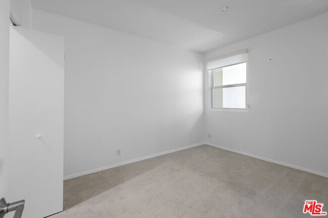 Building Photo - 15425 Antioch St