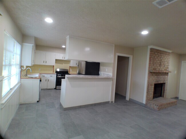 Building Photo - 601 Fresa Rd