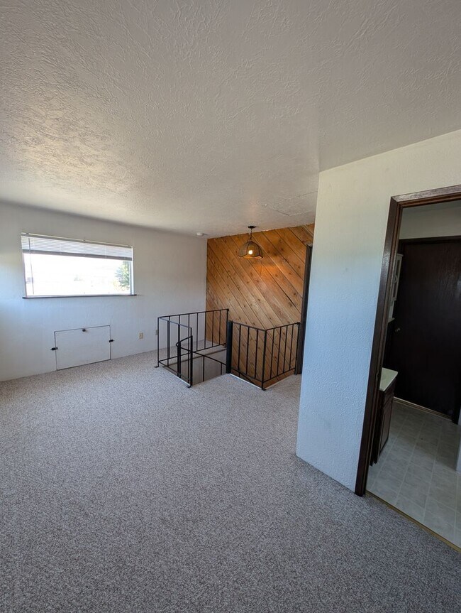 Building Photo - Well Kept Port Orchard Charmer with Stella...