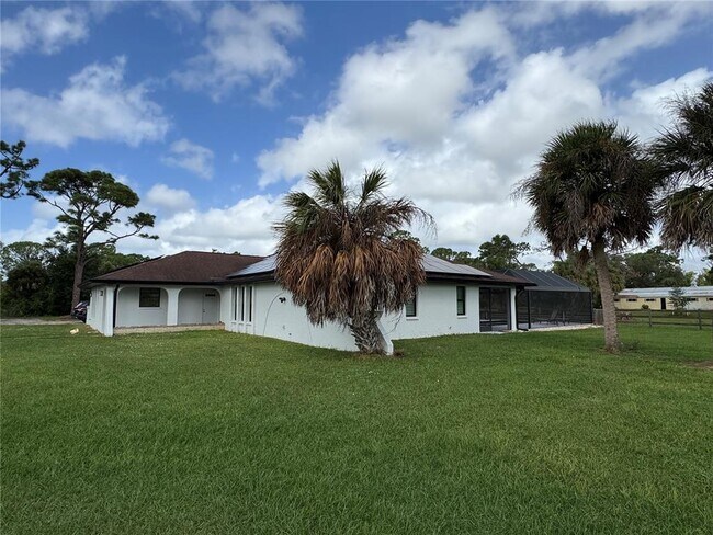 Building Photo - 900 Crestwood Rd