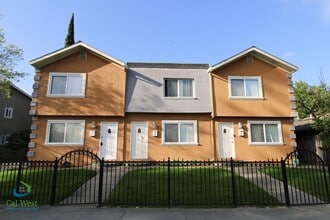Building Photo - $3,195 2 Bedroom 1.5 Bath Bi-Level Town home