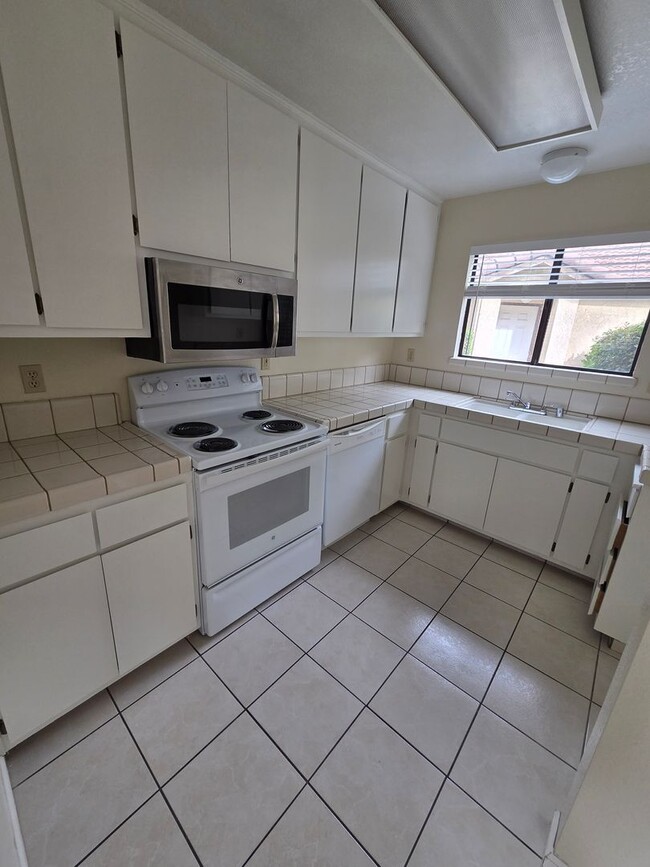 Building Photo - Available Now!! Delightful 2 bedroom, 2.5 bath condo!!