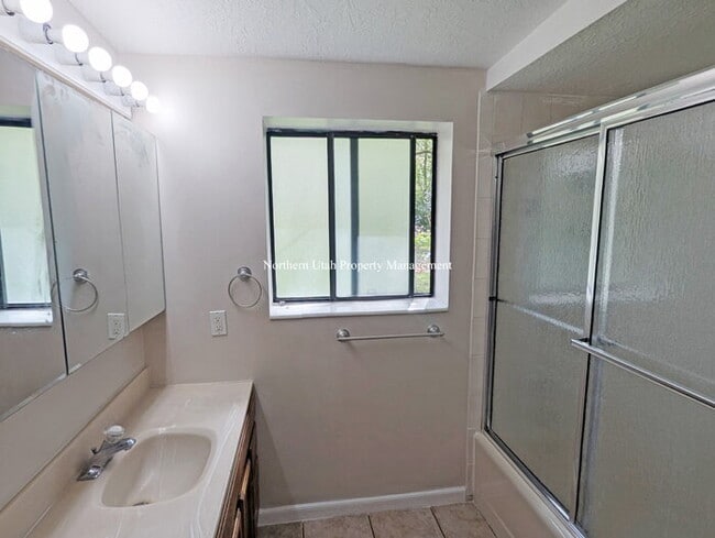 Building Photo - 2 bed 1 bath duplex