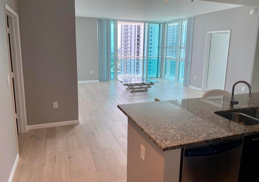 Building Photo - 951 Brickell Ave