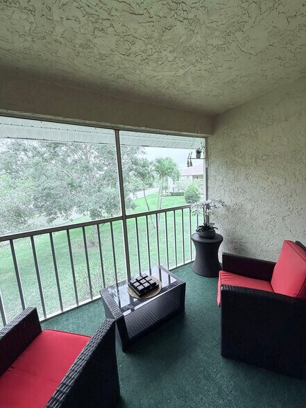 Building Photo - 1566 SE Royal Green Cir