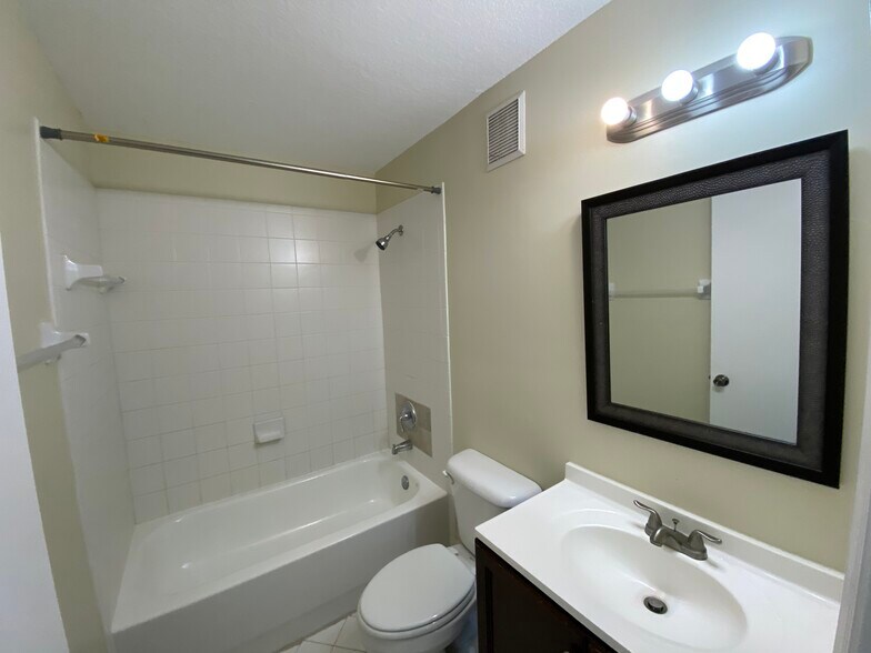 Building Photo - 1320 SE 31st Ct