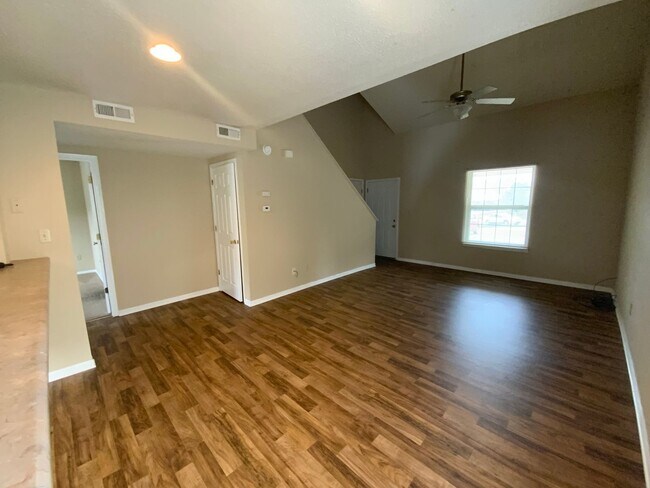Building Photo - 3 Bedroom 2 Bathroom Duplex