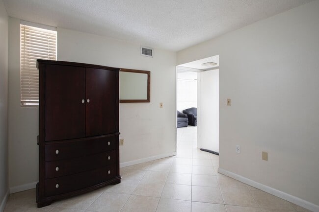 Building Photo - 2 Bedroom 2 Bathroom in Las Salinas Condom...