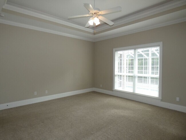 Building Photo - Marvelous Executive Pool Home in Hammersmith