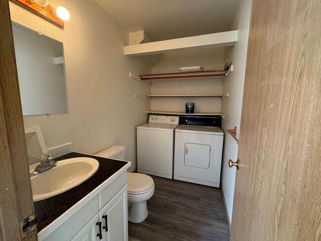 Building Photo - 2 Bed 1.5 Bath Unit!