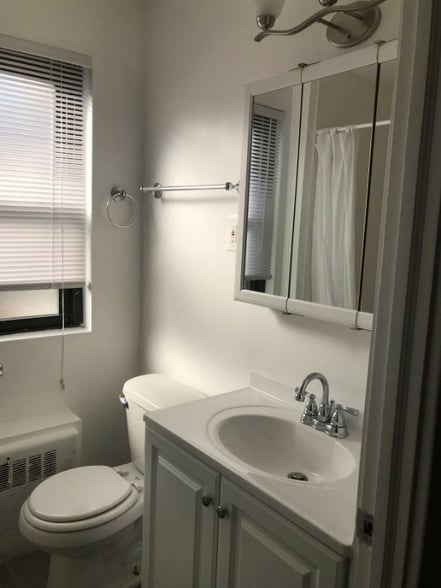 Building Photo - 7363 N Sheridan Rd