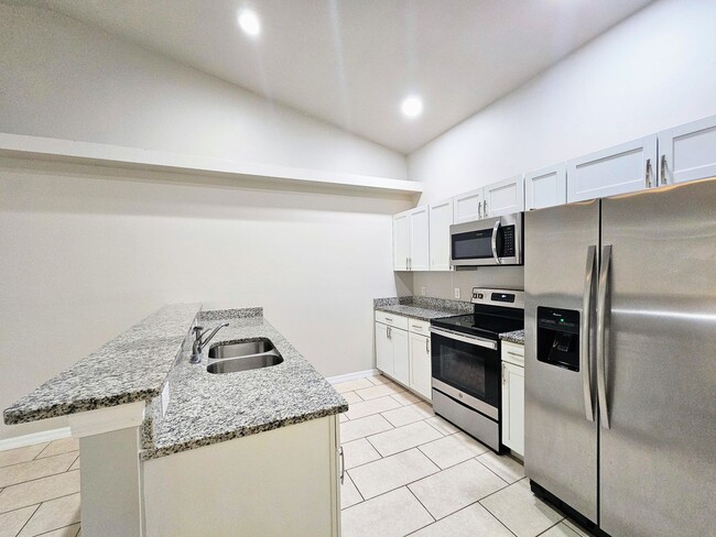 Building Photo - Like New  3 bedroom, 2bath 1 car garage