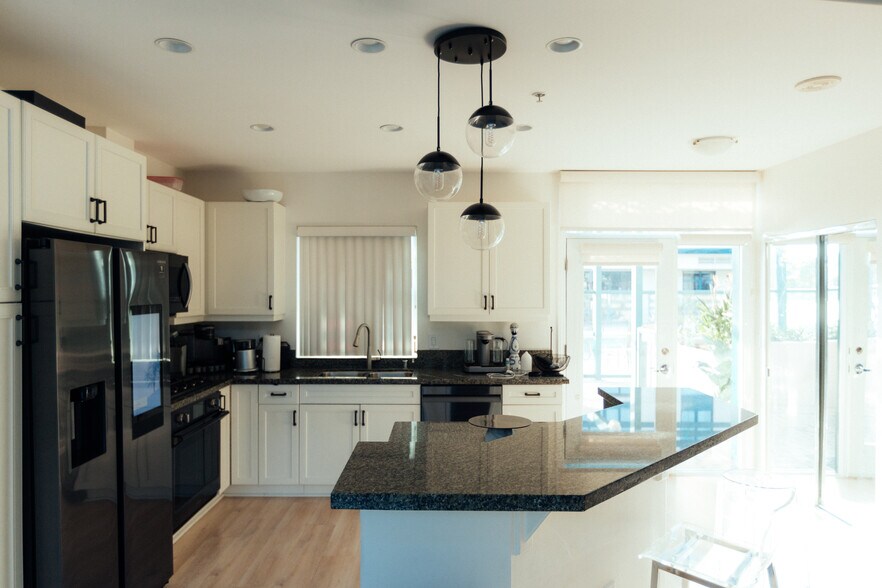 Building Photo - 555 Front St