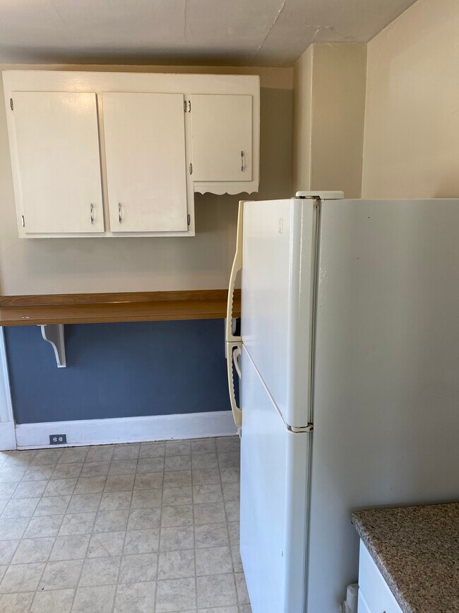 Kitchen - 46 Dix Ave