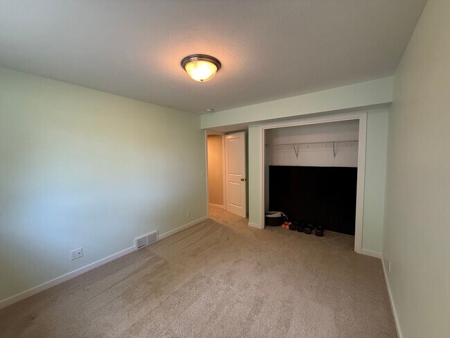 Building Photo - Welcome Home –  Beautiful 5 Bed/4 bath in ...