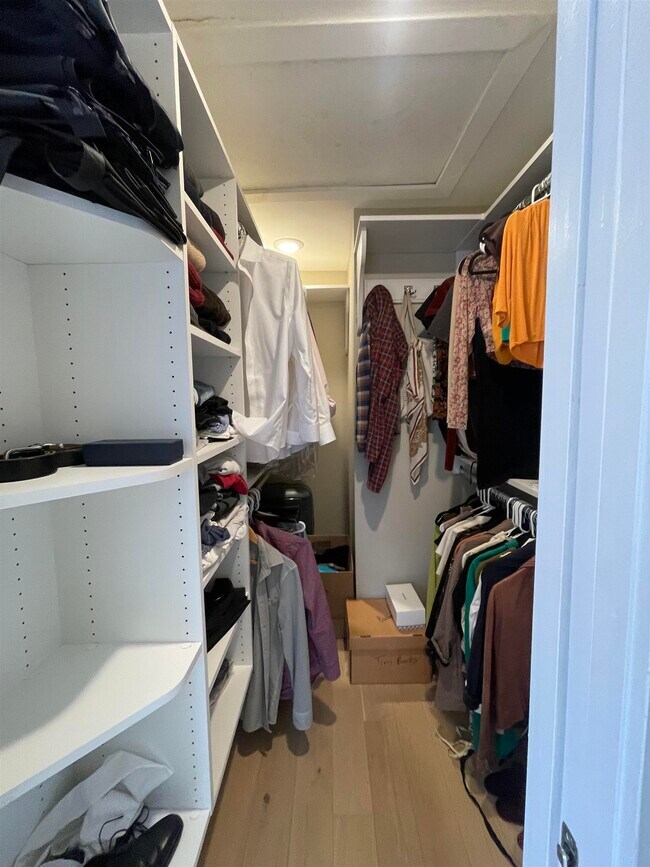 Building Photo - 354 Grove St