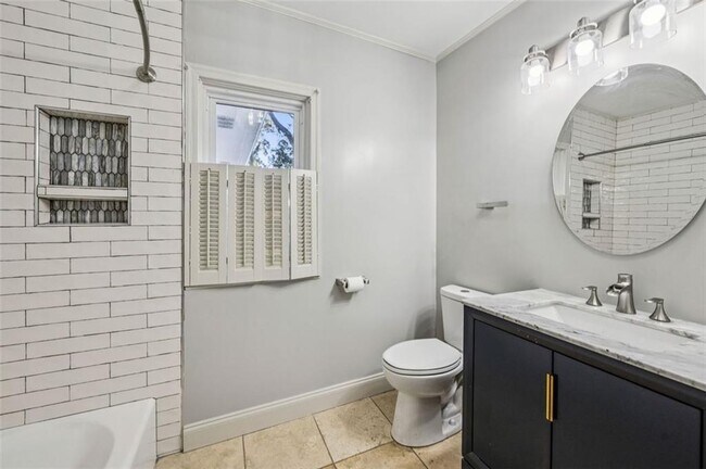 Building Photo - 2050 Mercer Ave