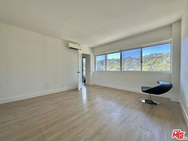 Building Photo - 999 N Doheny Dr