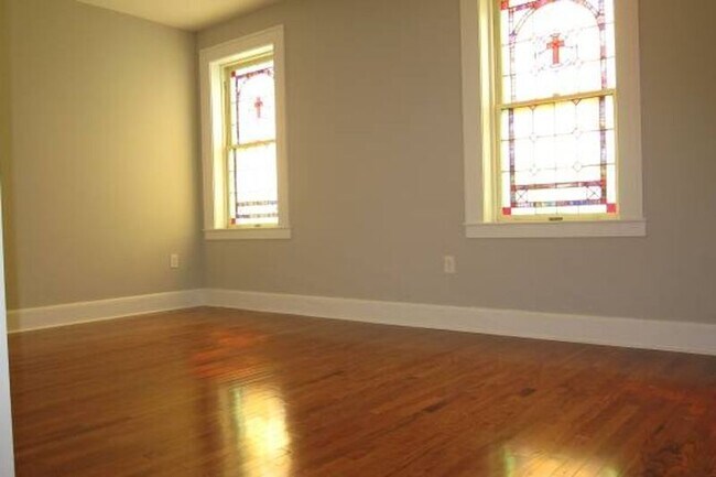 Building Photo - 1730 Bank St