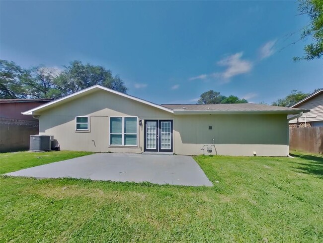 Building Photo - 15811 Kenbriar Dr