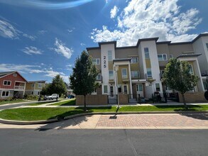 Building Photo - Beautiful Modern Townhouse in North Fort C...