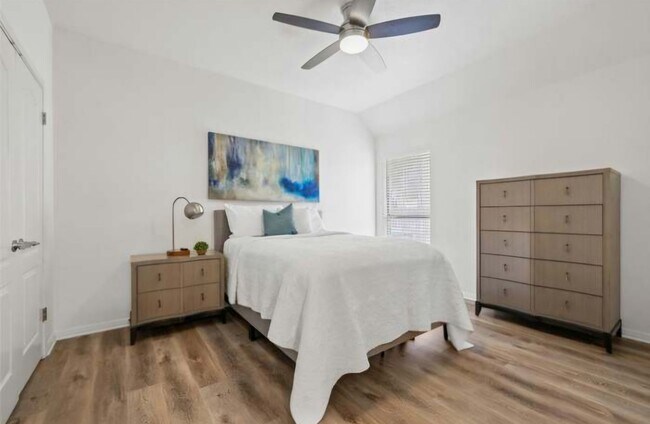 Building Photo - Gorgeous 4/BR 3/BA One-Level Home with Mod...
