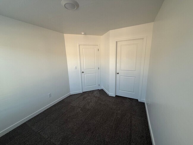 Building Photo - Includes internet - Pool/Pickle Ball +++