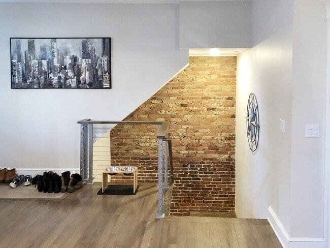 Building Photo - Modern & Spacious 3 BED 3 BATH in Great South Boston Neighborhood.