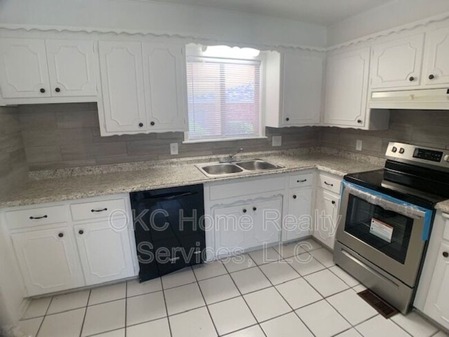 Building Photo - 2808 N Ditmer Rd