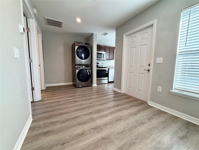 Building Photo - 1210 Ave Z SE