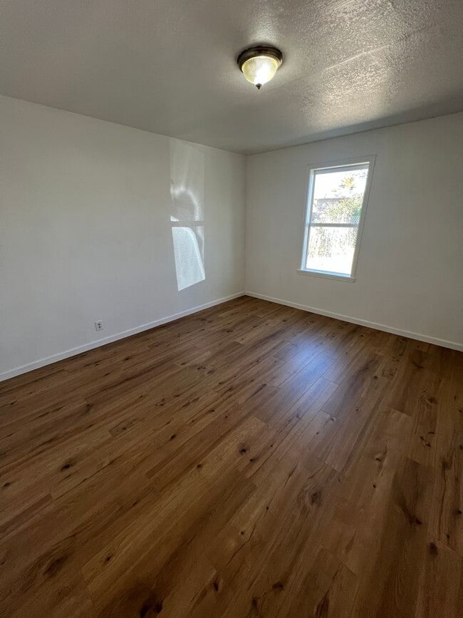 Primary Photo - Cozy 1 bedroom back house