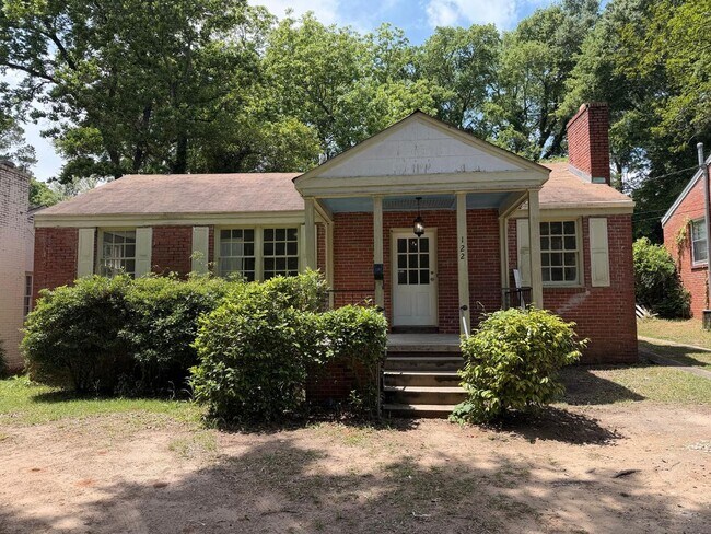 Building Photo - Updated, Clean & Ready for You!