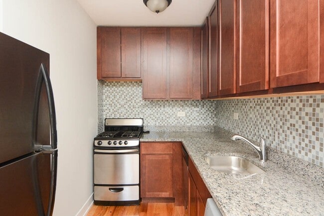 Building Photo - 555 W Arlington