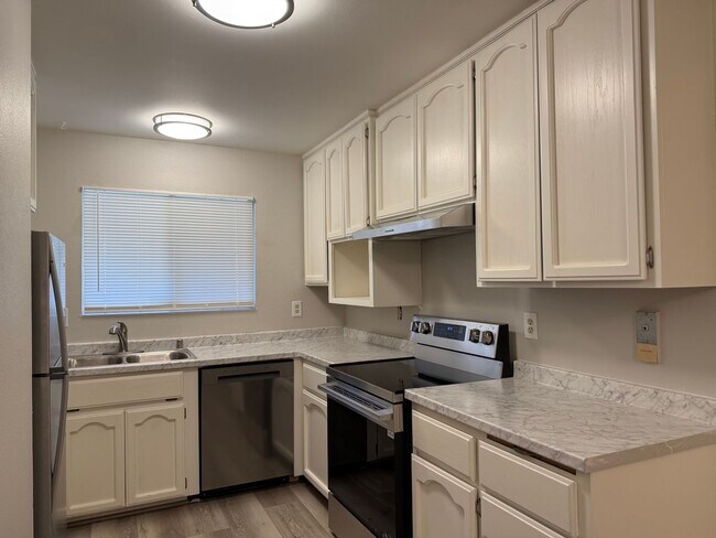 Building Photo - Beautiful and renovated 4 Bed 2 Bath in Sacramento!