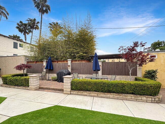 Building Photo - Charming 2BD/1BA Condo in University Heigh...