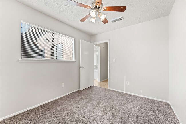 Building Photo - 10746 Staghill Dr