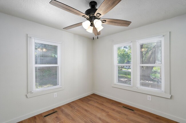 Building Photo - 3 Bedroom, 1 Bathroom remodeled house!
