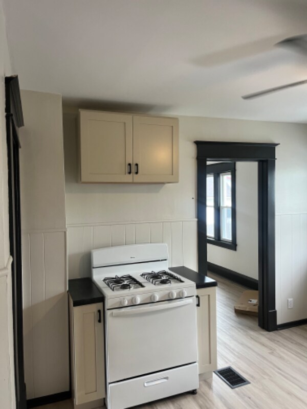 Building Photo - 4260 South Park Ave