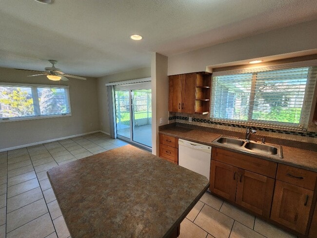 Building Photo - Beachside Getaway 2 Bedroom 1 Bath Home