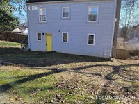 Building Photo - 3 Bed / 2 Bath Apartment (Available 4/10/25)