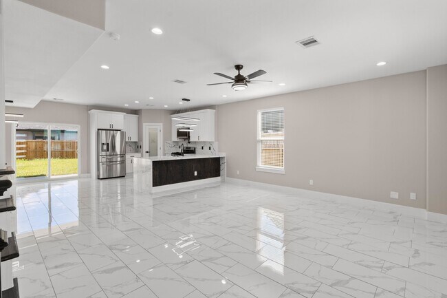 Building Photo - 7927 Colonial Ln