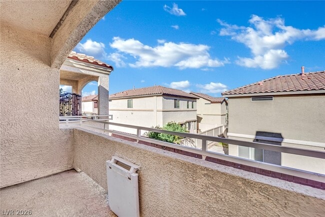 Building Photo - 1900 N Torrey Pines Dr