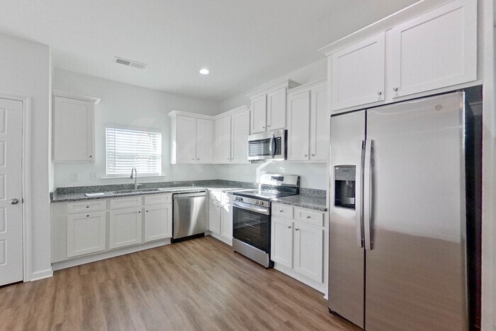 Building Photo - 108 English Oak Ln