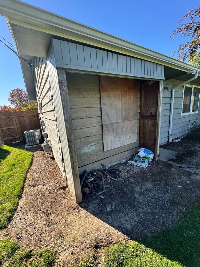 Building Photo - 3 Bedroom 1.5 baths! Walker & Cedar Hills ...