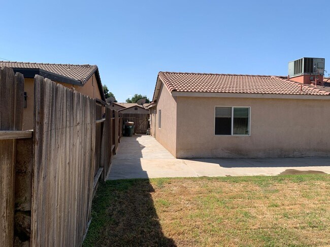Building Photo - 5404 El Palacio Dr