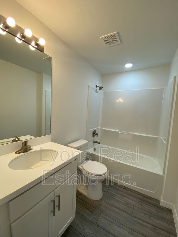 Building Photo - 2744 NE 5th Pl