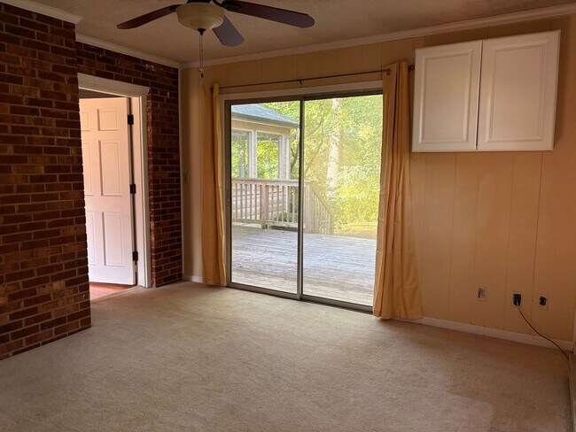Building Photo - 203 Fleetwood Dr