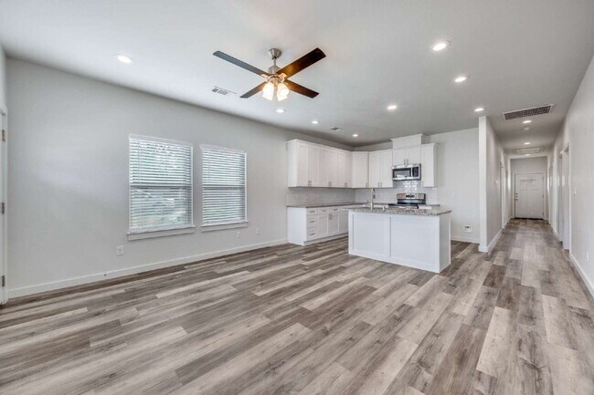 Building Photo - 3-Bed Home with Fenced Yard & Attached Garage in Sunny Side – Denison